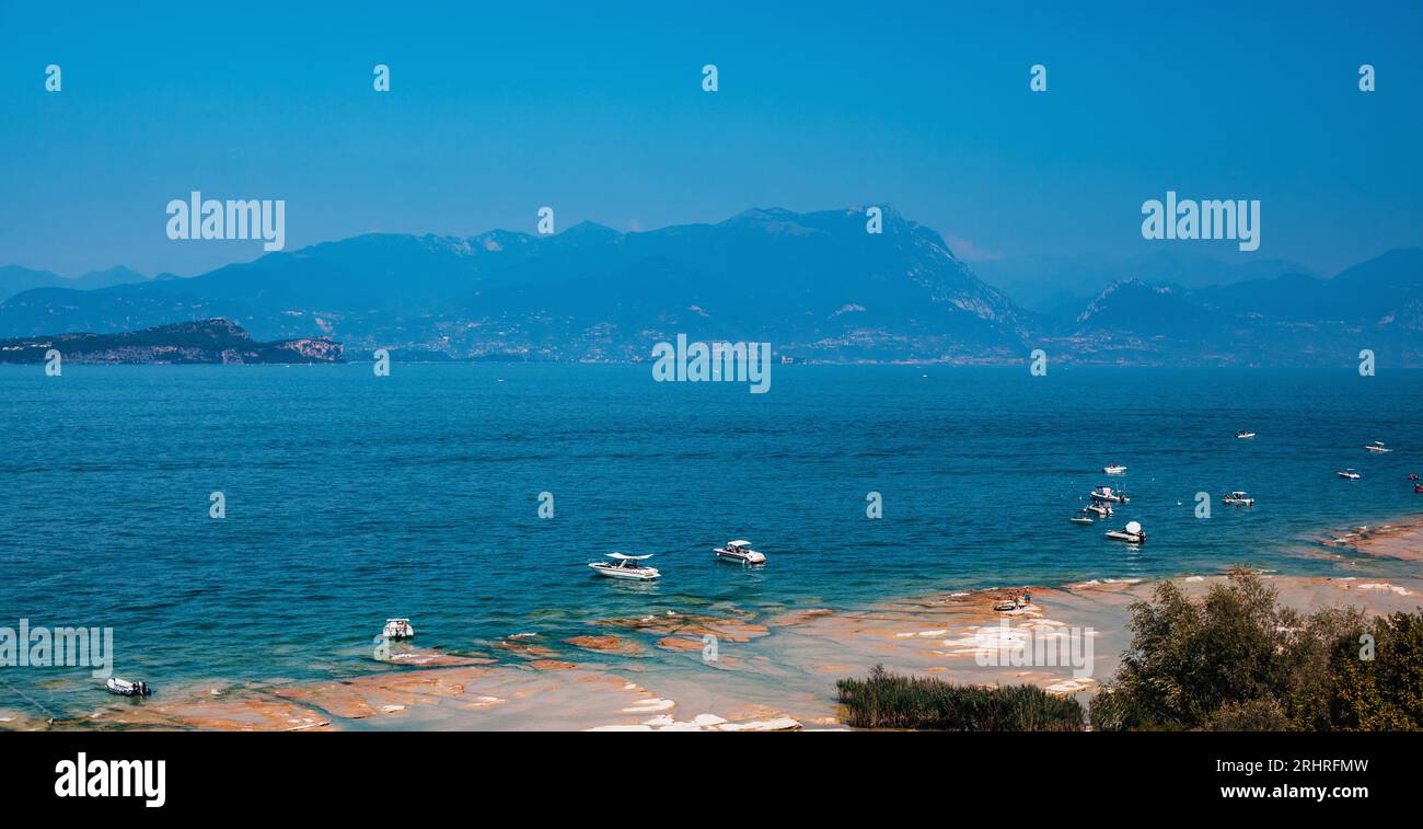 Costa del lago di Garda in Italia durante il giorno d'estate Foto Stock