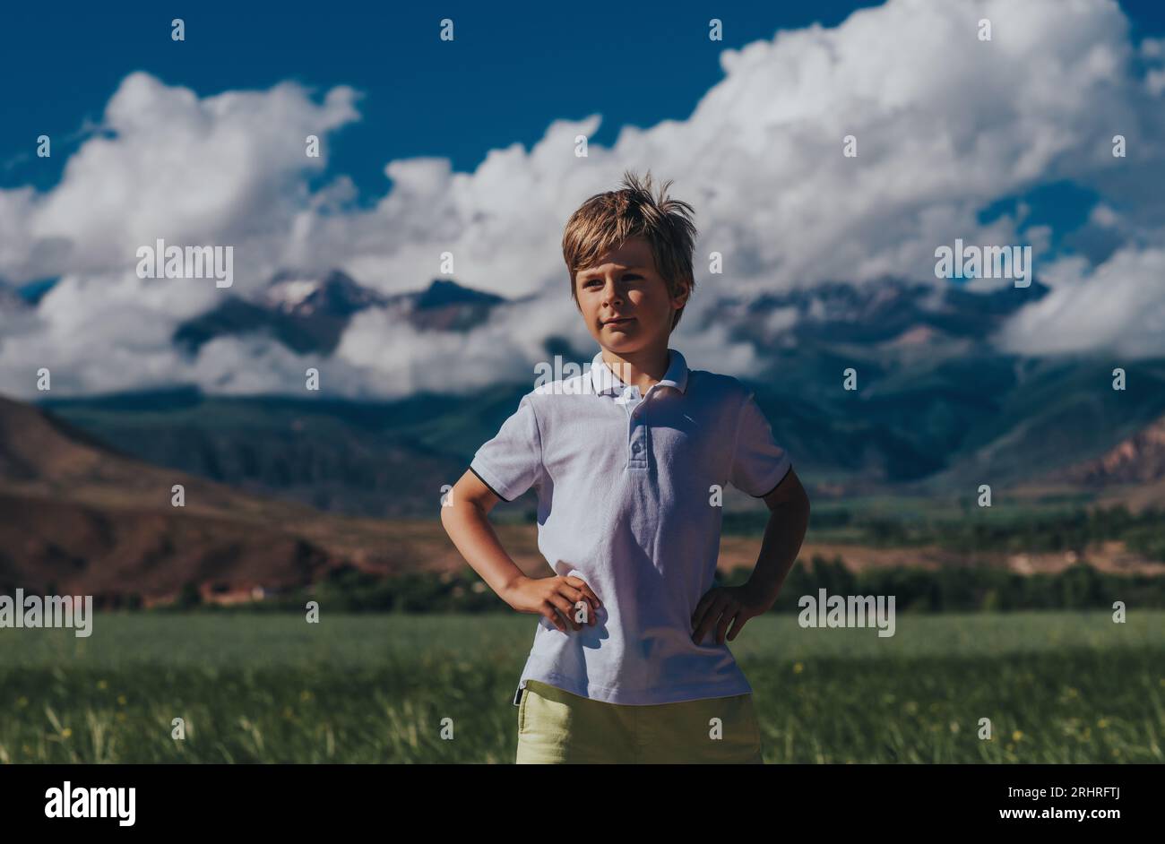 Ritratto di un ragazzo sullo sfondo delle montagne in estate Foto Stock