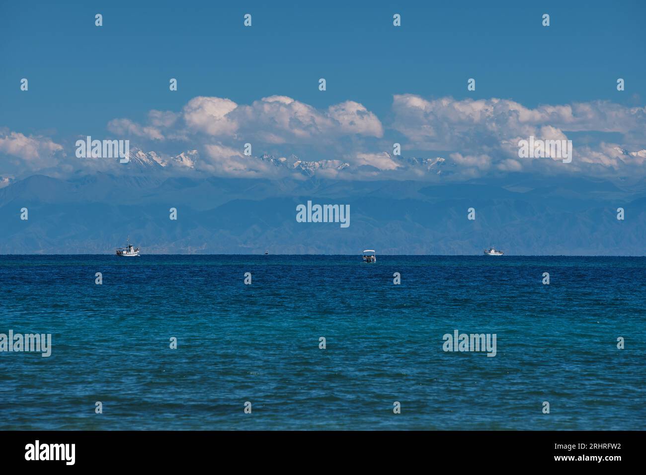 Yacht e navi sul lago Issyk-Kul in estate, Kirghizistan Foto Stock