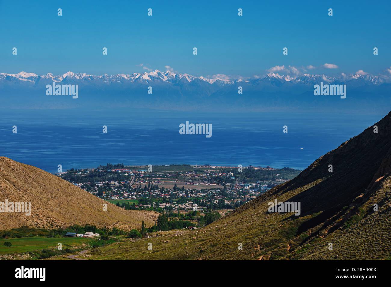 Pittoresca vista del lago Issyk-Kul e delle montagne Tien-Shan dalla valle montuosa del Kirghizistan Foto Stock