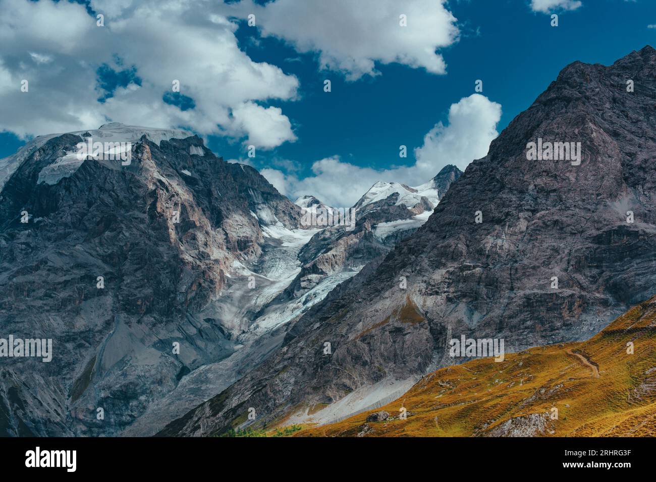 Pittoresco paesaggio montano con un ghiacciaio, Alpi svizzere Foto Stock