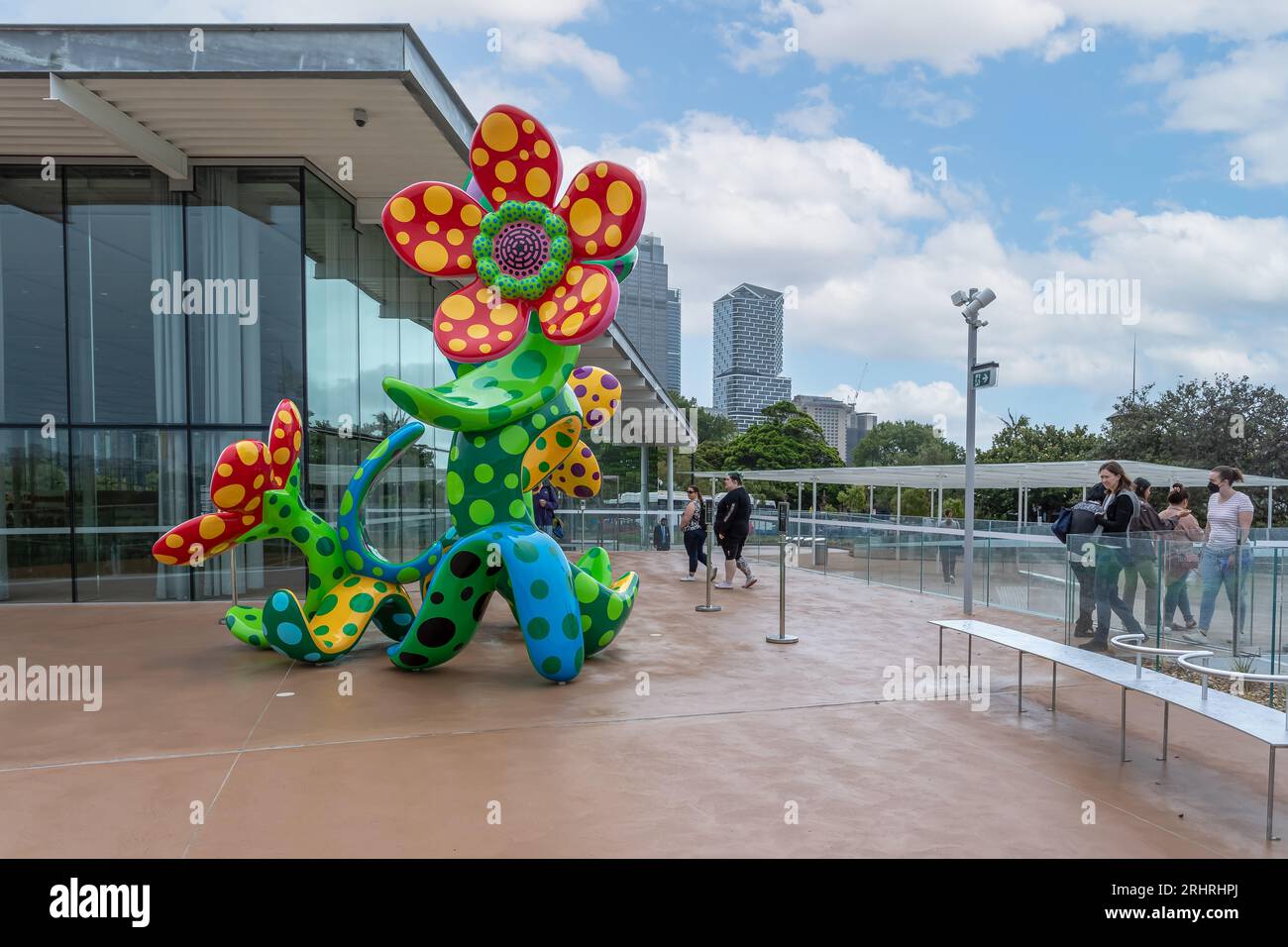 Grande scultura floreale colorata dell'artista giapponese Yayoi Kusama in mostra all'esterno della galleria d'arte moderna di Sydney, Australia, il 7 gennaio 20 Foto Stock