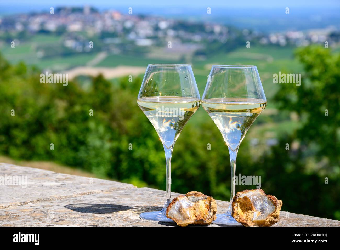 Bicchieri di vino bianco provenienti da vigneti di Sancerre Chavignol appelazione ed esempio di terreno di selce, vicino al villaggio di Sancerre, Cher, Valle della Loira, F Foto Stock