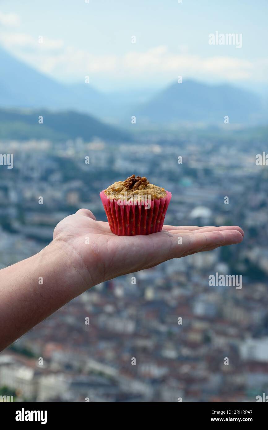 Gateau Grenoblois, torta di caffè alla noce francese, specialità di Grenoble e vista sulla parte centrale della città di Grenoble dai fortini della Bastiglia con le montagne A. Foto Stock