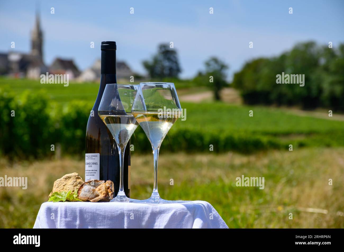 Bicchieri di vino bianco da vigneti di Pouilly-Fume appelazione ed esempio di terreno di selce, vicino a Pouilly-sur-Loire, Borgogna, Francia. Foto Stock