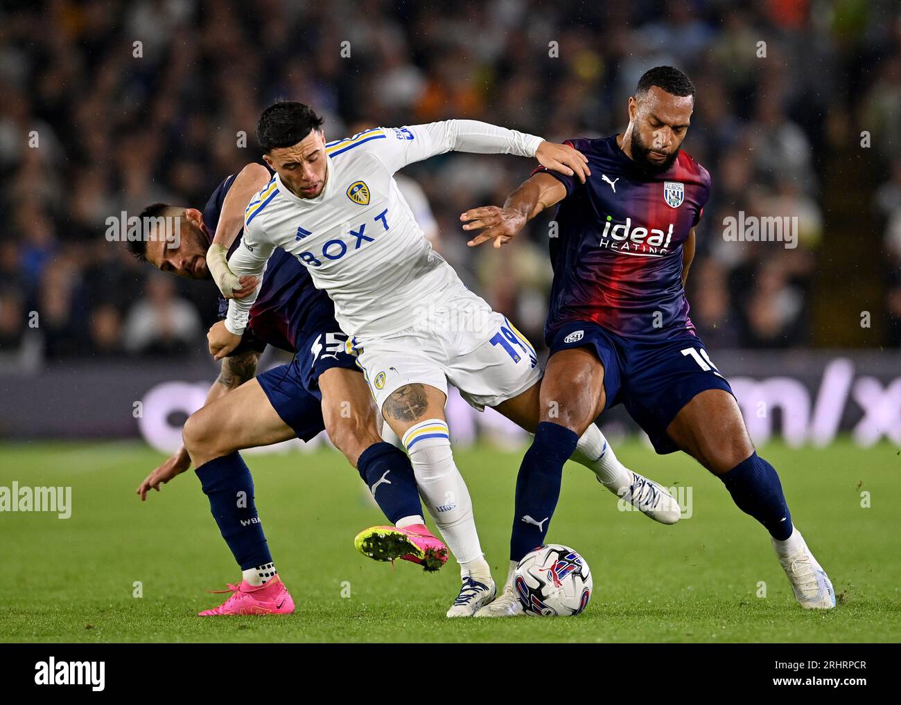 Leeds, Regno Unito. 18 agosto 2023. Sam Greenwood del Leeds United compete con Matt Phillips e Okay Yokuşlu del West Bromwich Albion durante il match per il Sky Bet Championship a Elland Road, Leeds. Il credito fotografico dovrebbe leggere: Gary Oakley/Sportimage Credit: Sportimage Ltd/Alamy Live News Foto Stock