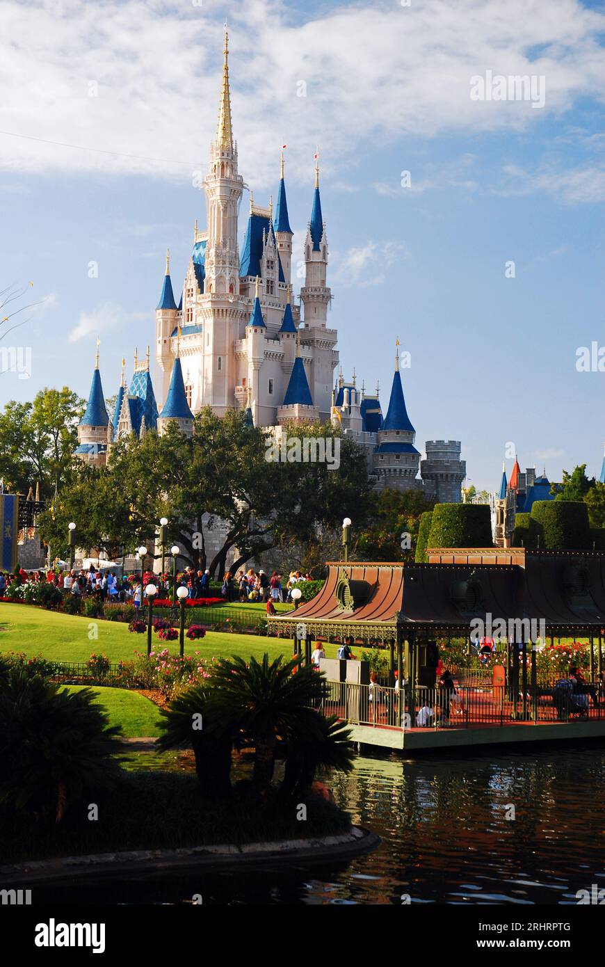 Il Castello di Cenerentola domina Disney World a Orlando, Florida Foto Stock