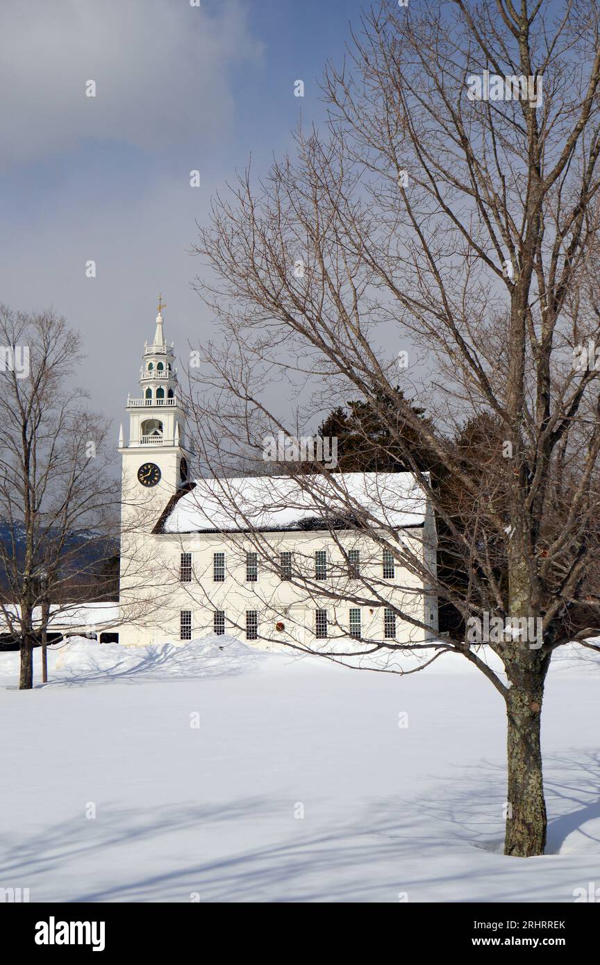 Il municipio di Fitzwilliam, nel New Hampshire, è circondato dalla neve in una nuvolosa giornata invernale Foto Stock