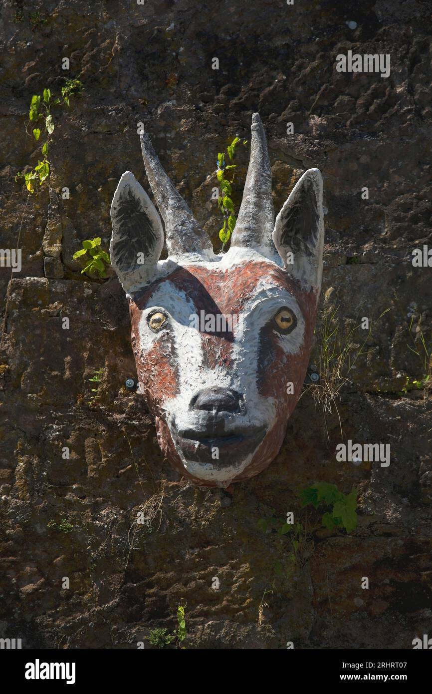 Il lupo e le sette piccole capre su un muro, dettaglio di una testa, Grimm-Dich Trail, Brothers Grimm, Germania, Assia, Marburg an der Lahn Foto Stock