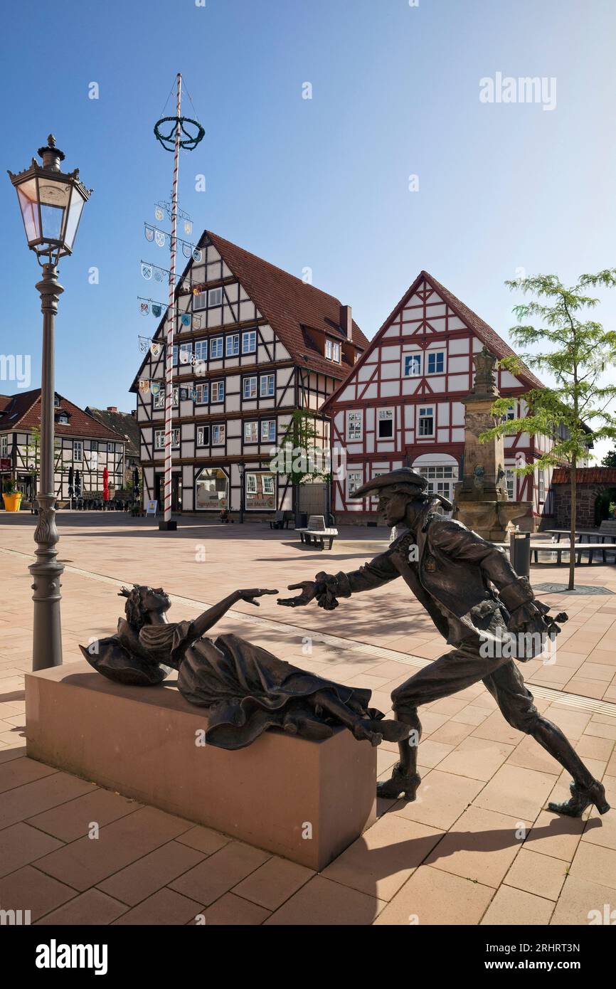 Monumento della bella addormentata sulla piazza del mercato, case in legno sullo sfondo, Germania, Assia, Hofgeismar Foto Stock