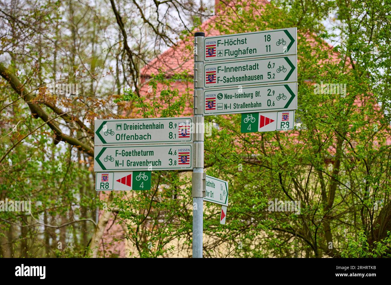 Cartello per ciclisti nella foresta, Germania, Assia, Stadtwald, Francoforte Foto Stock