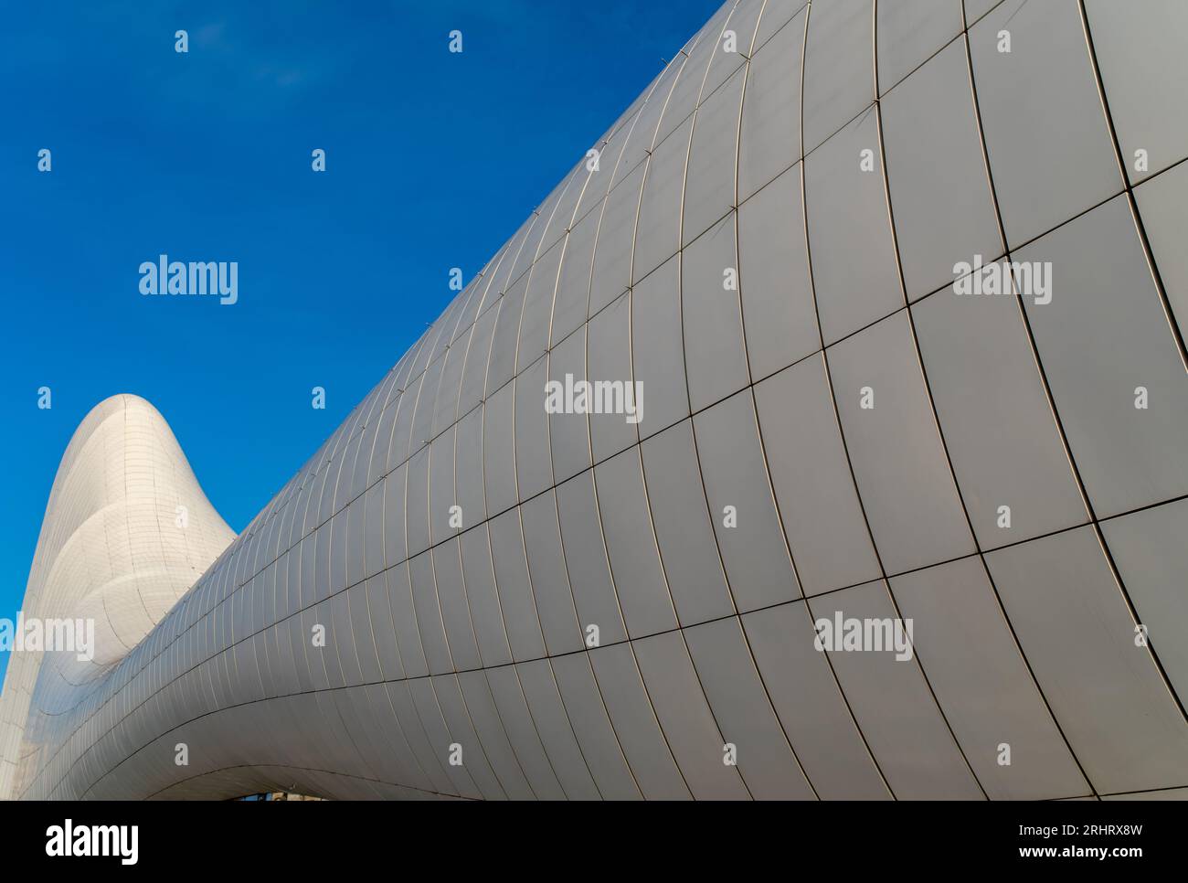 Baku, Azerbaijan - 4 febbraio 2020: Disegno astratto del centro Heydar Aliyev punto di riferimento a Baku Azerbaijan progettato da Zaha Hadid che serve come un c Foto Stock