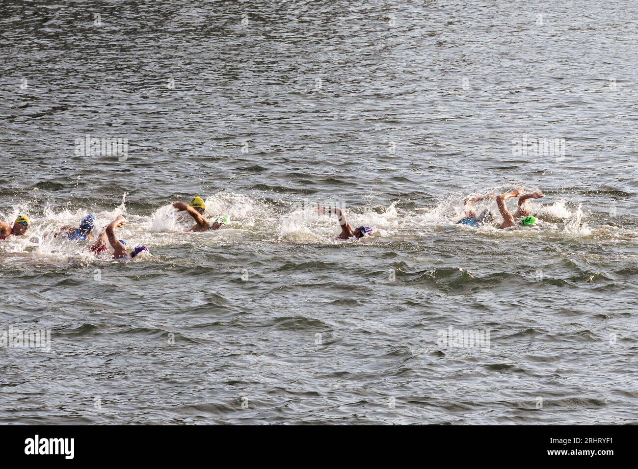 I triatleti hanno visto nuotare durante il test individuale maschile. Un anno prima dell'inizio dei Giochi Olimpici, l'organizzazione di Parigi 2024 sta svolgendo quattro prove di triathlon tra il 17 e il 20 agosto, con l'obiettivo di testare vari dispositivi sportivi. Nell'evento individuale maschile, il britannico Alex Yee ha vinto. Il portoghese Vasco Vilaka era al secondo posto seguito dal francese Dorian Coninx. Foto Stock