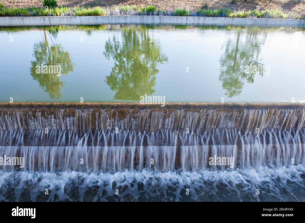 Sistema di versamenti del canale di irrigazione di Orellana. Las Vegas Altas del Guadiana, Badajoz, Estremadura, Spagna Foto Stock