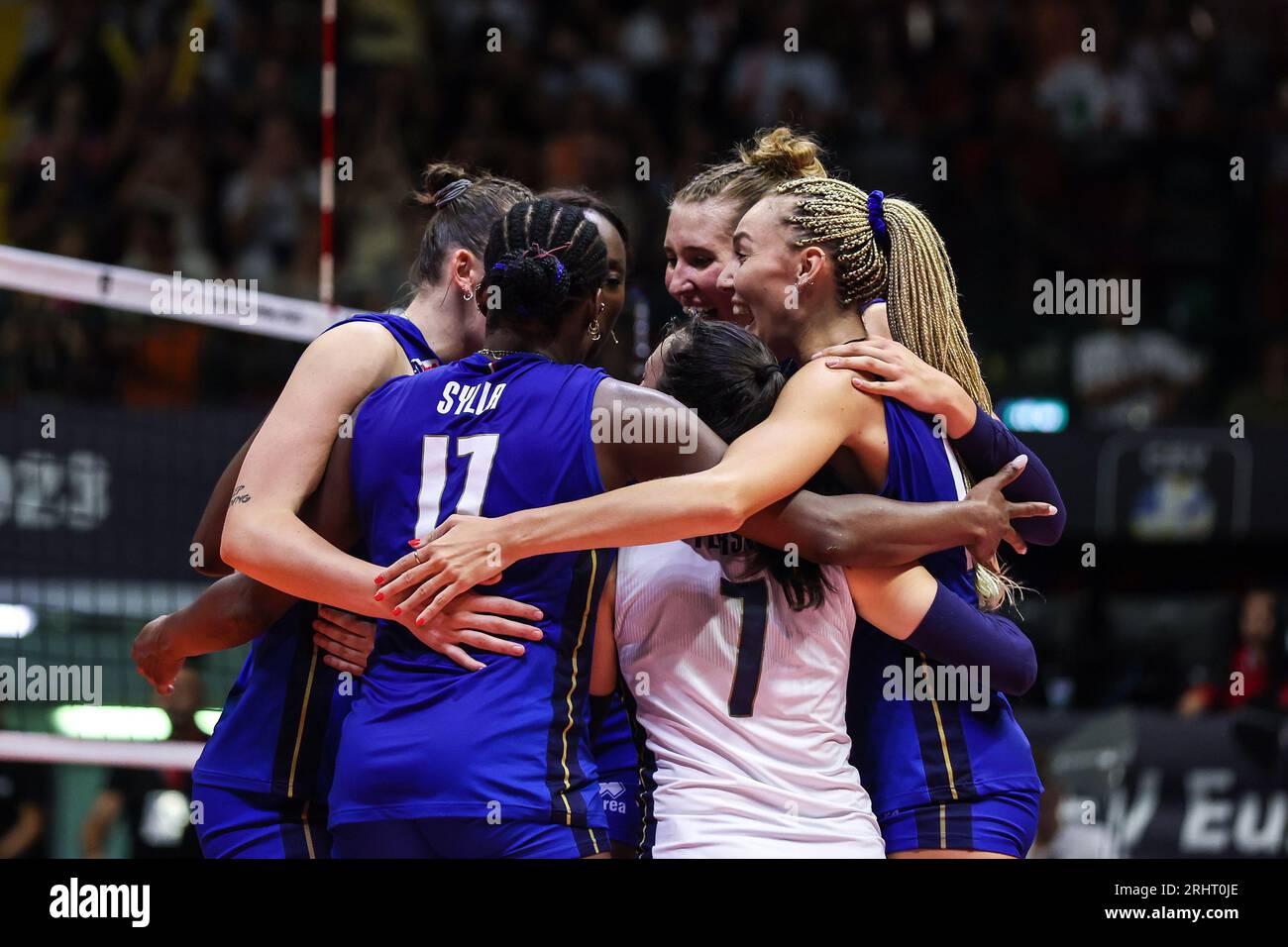 Monza, Italia. 18 agosto 2023. I giocatori Itay festeggiano durante il CEV EuroVolley 2023 Women Final Round Pool B la partita di pallavolo tra Italia e Zwitzerland all'Arena di Monza, Monza, Italia il 18 agosto 2023 crediti: Independent Photo Agency/Alamy Live News Foto Stock