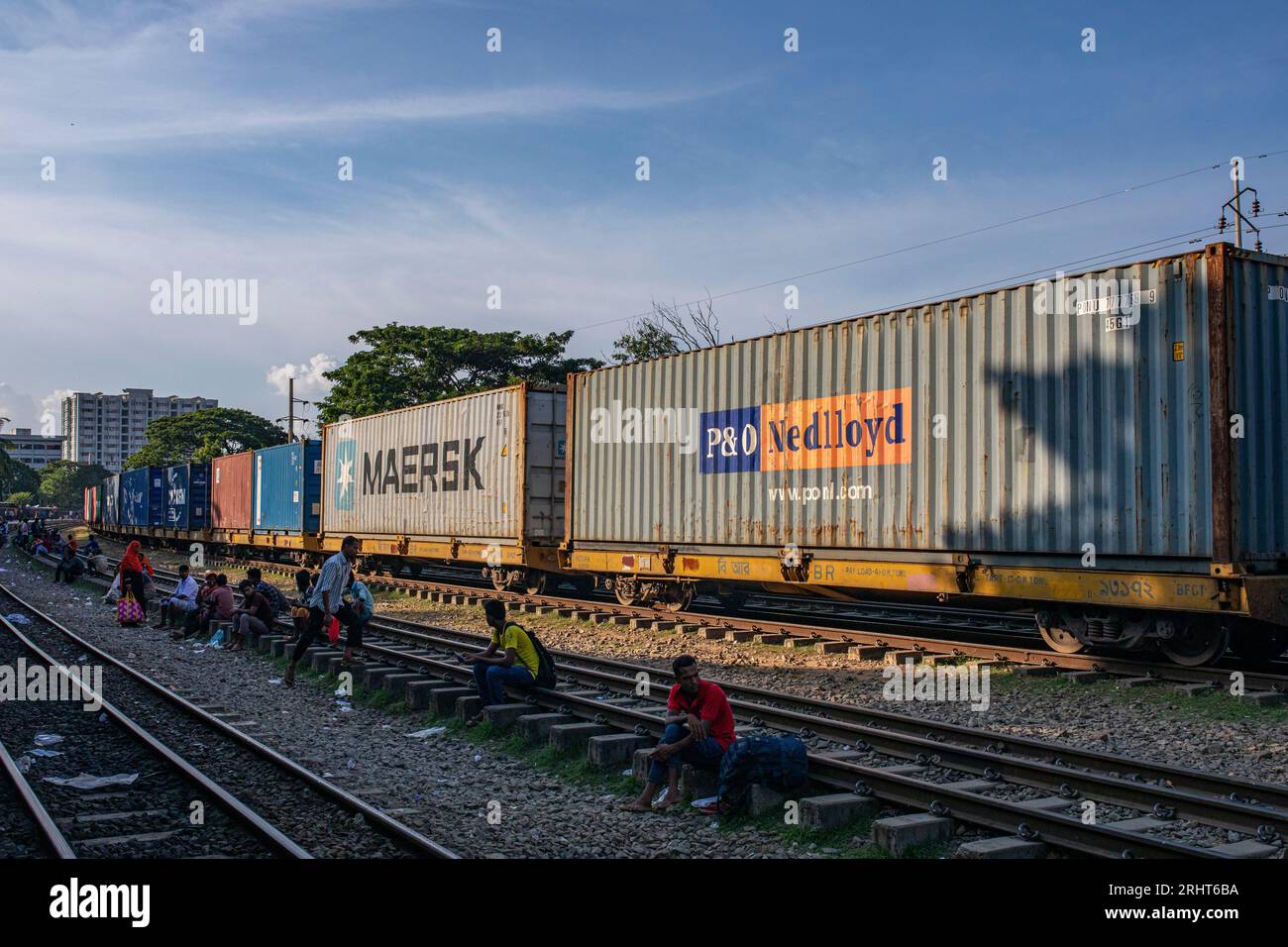 Un sentiero per container attraversa la stazione ferroviaria dell'aeroporto di Dacca, Bangladesh Foto Stock