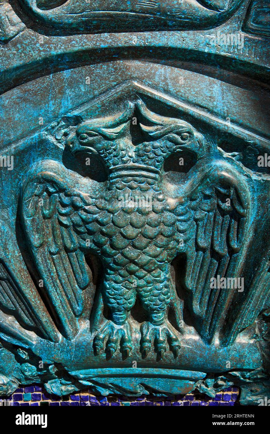 L'aquila serba a due teste al monumento al Gran Principe Stefan Nemanja (1113-1199) a Belgrado, Serbia Foto Stock