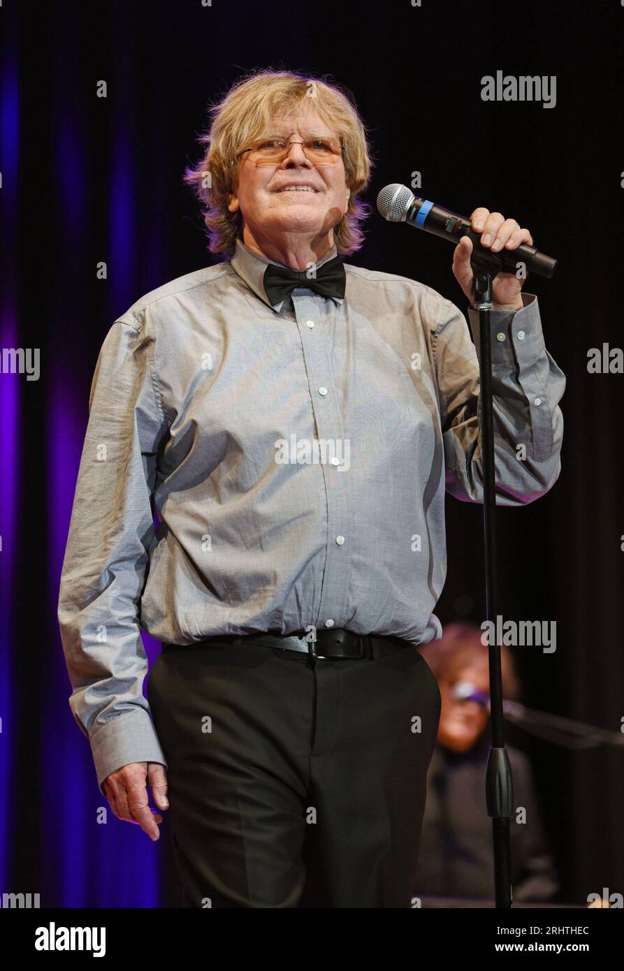 Hiawassee, Georgia, USA. 18 agosto 2023. Peter Noone sul palco per Peter Noone in Concert presso Georgia Mountain Fairgrounds, Anderson Music Hall, Hiawassee, Georgia 18 agosto 2023. Crediti: Derek Storm/Everett Collection/Alamy Live News Foto Stock