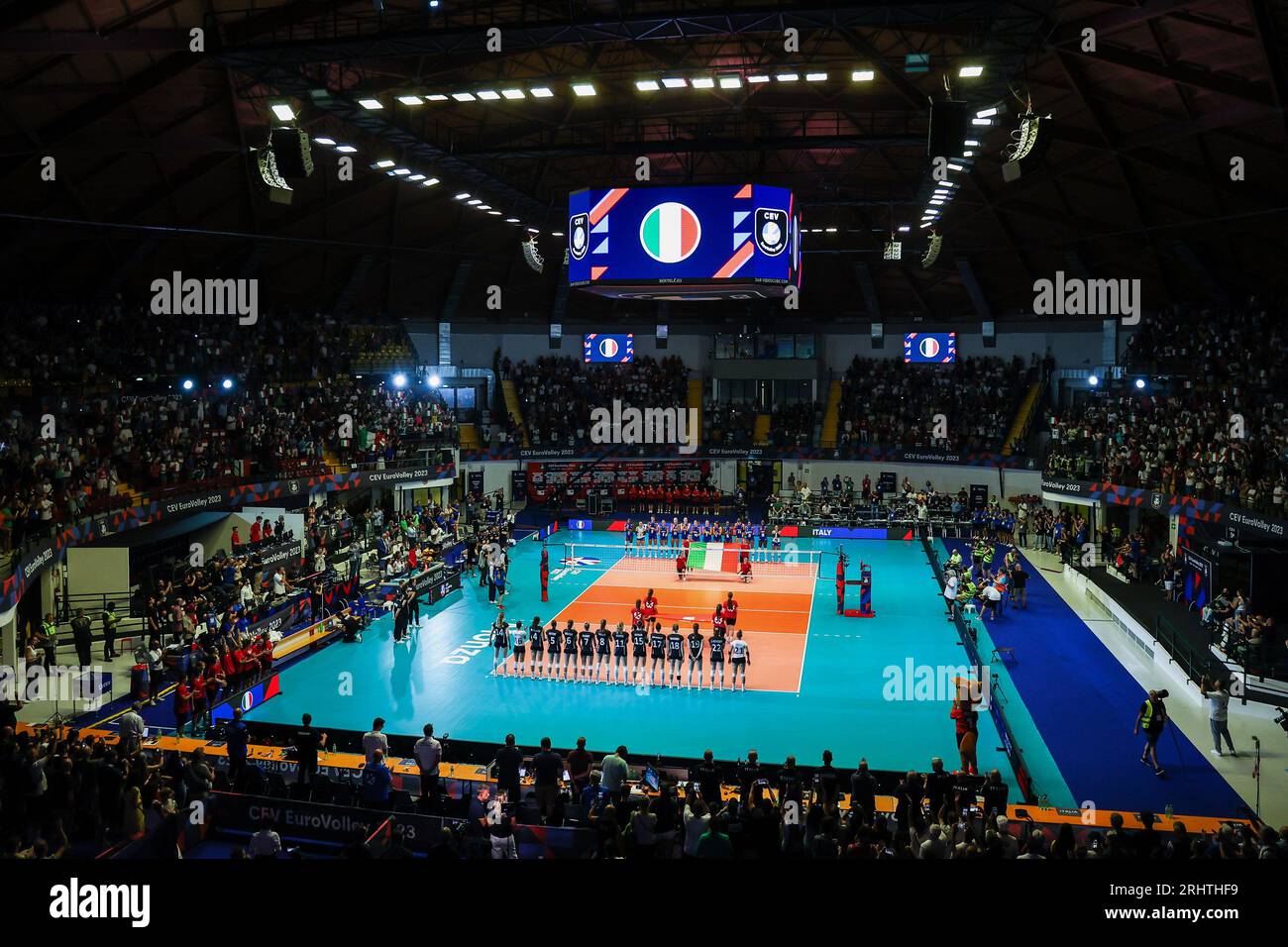 Monza, Italia. 18 agosto 2023. Una visione generale all'interno dell'arena durante il CEV EuroVolley 2023 Women Final Round Pool B della partita di pallavolo tra Italia e Zwitzerland all'Arena di Monza, Monza. Italia 3 - 0 Svizzera (25-14, 25-19, 25-13) credito: SOPA Images Limited/Alamy Live News Foto Stock