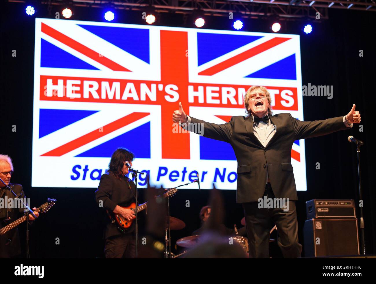 Hiawassee, Georgia, USA. 18 agosto 2023. Peter Noone sul palco per Peter Noone in Concert presso Georgia Mountain Fairgrounds, Anderson Music Hall, Hiawassee, Georgia 18 agosto 2023. Crediti: Derek Storm/Everett Collection/Alamy Live News Foto Stock