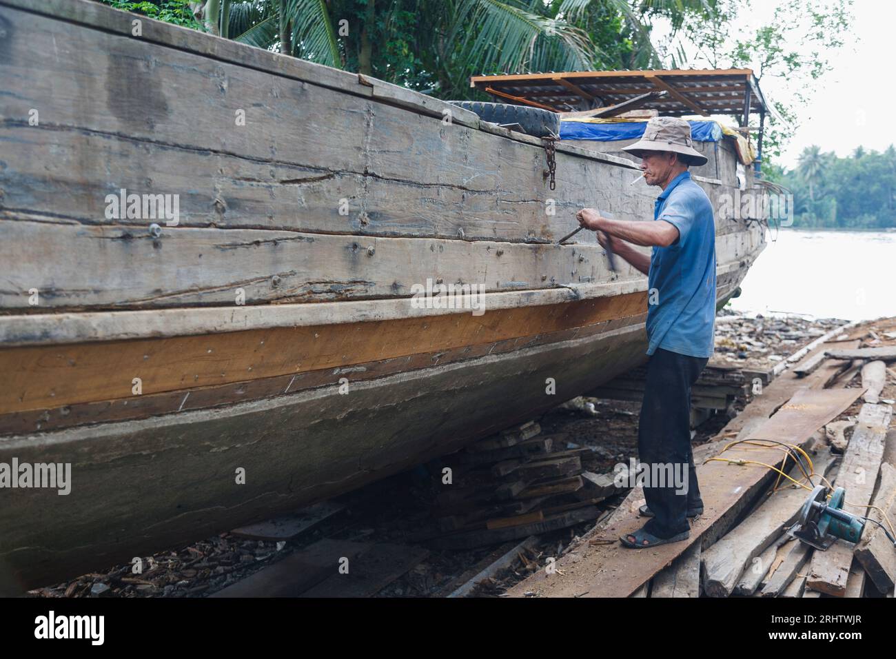 Costruttore di barche nel delta del Mekong, in Vietnam Foto Stock