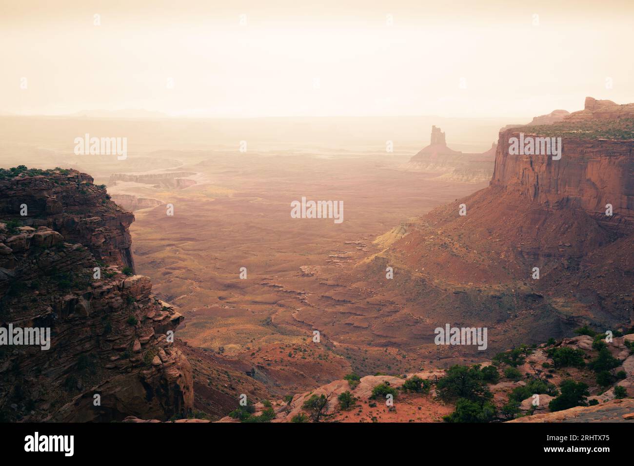 Le Orange Cliffs si affacciano sulle canyonlands durante le piogge e il tramonto Foto Stock