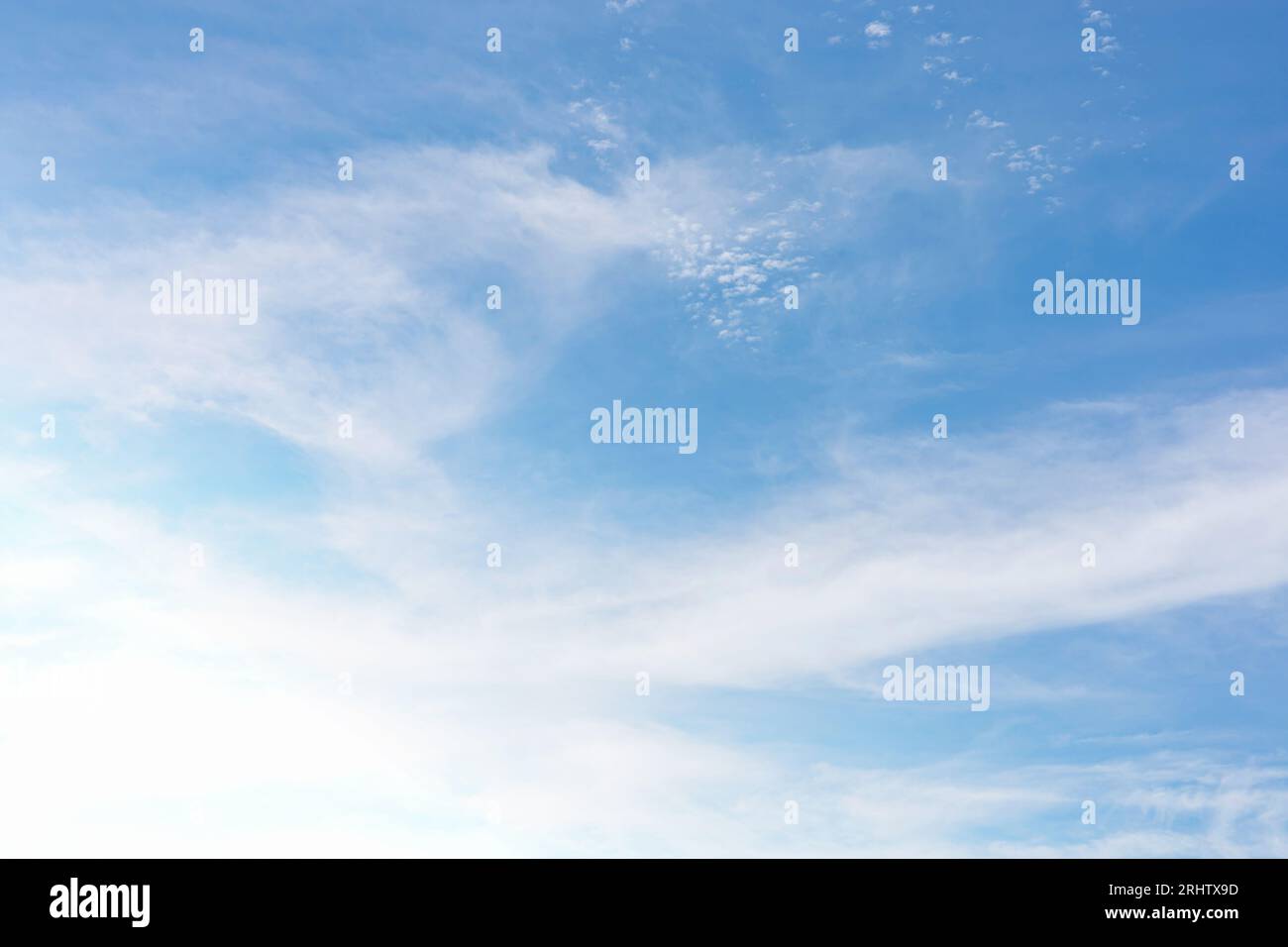 Estate blu cielo nuvola gradiente chiaro sfondo bianco. Bellezza limpido nuvoloso al sole calmo luminoso inverno bacground aria. Blu azzurro brillante e cupo i Foto Stock
