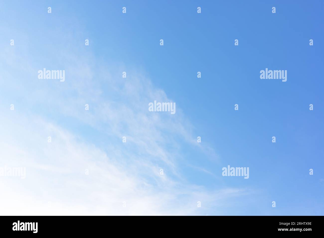 Estate blu cielo nuvola gradiente chiaro sfondo bianco. Bellezza limpido nuvoloso al sole calmo luminoso inverno bacground aria. Blu azzurro brillante e cupo i Foto Stock