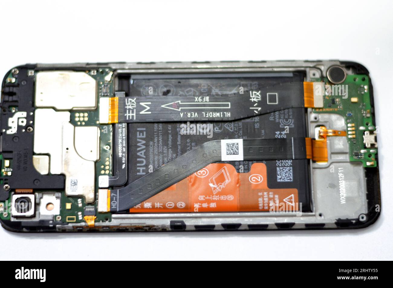 Cairo, Egitto, 3 agosto 2023: Dispositivo mobile cellulare Huawei smartphone con chip elettronico della scheda madre, fotocamera e scheda SIM, hardware, elettronico, Foto Stock