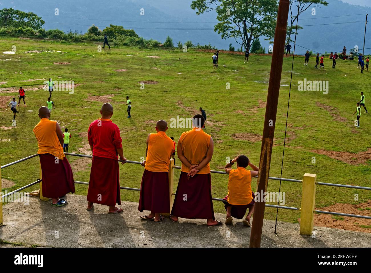 kalimpong, bengala occidentale, india, 05.27.2023 monaci budhdhisti che si divertono a giocare a calcio dall'alto Foto Stock