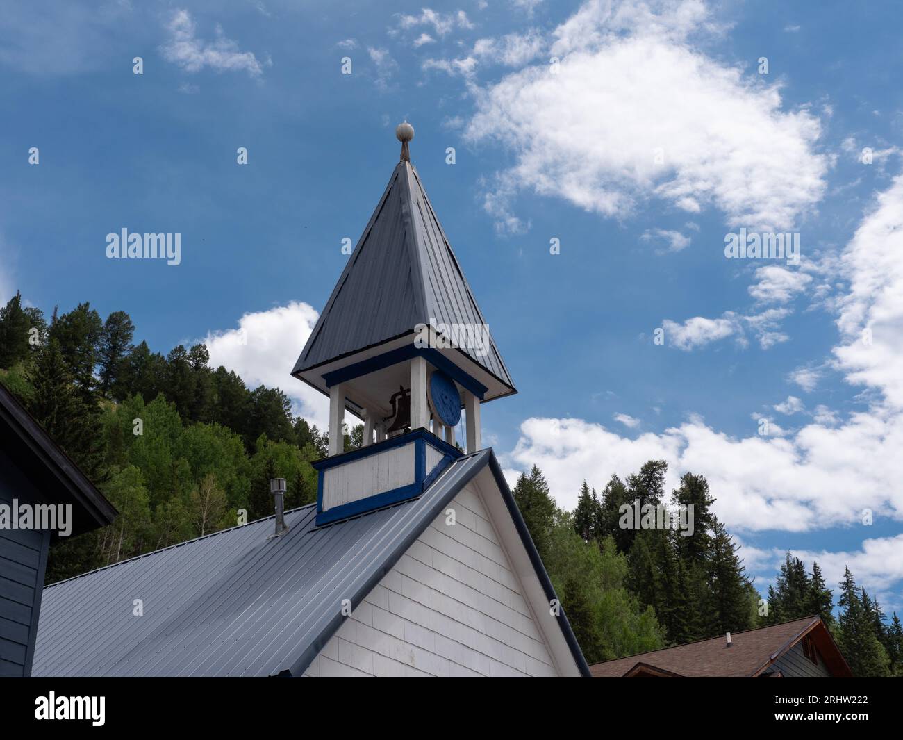 Una chiesa nella città di Red Cliff, Colorado, il 29 luglio 2023. Foto di Francis Specker Foto Stock