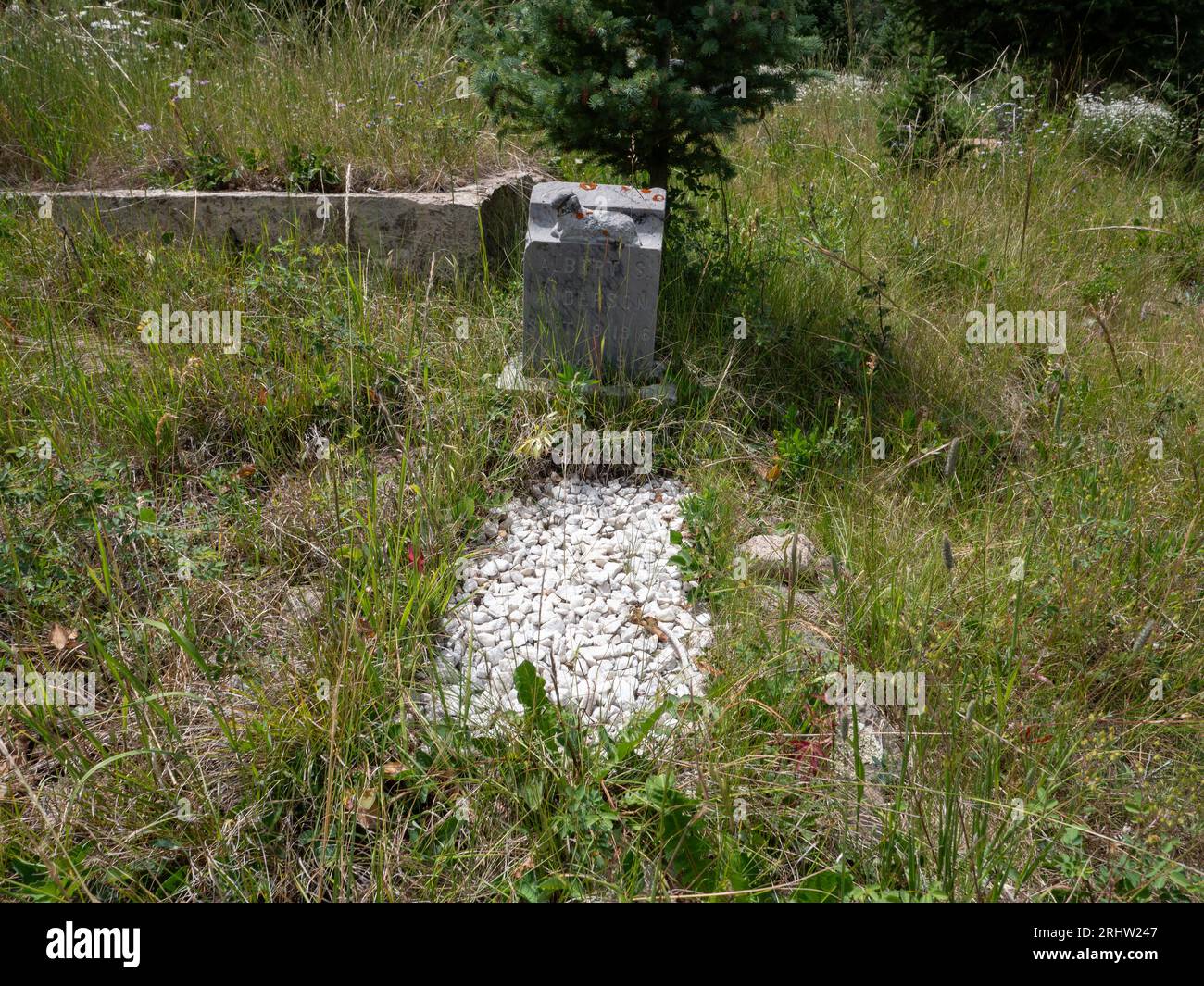 La tomba di un bambino al Greenwood Cemetery è mostrata a Red Cliff, Colorado, il 29 luglio 2023. Foto di Francis Specker Foto Stock