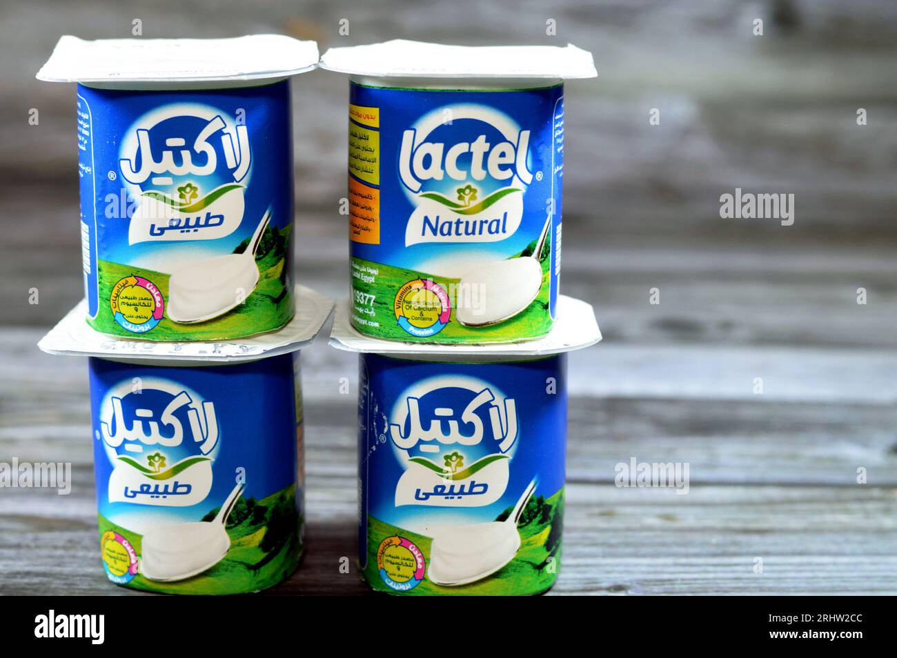 Cairo, Egitto, luglio 29 2023: Yogurt naturale Lactel, fonte naturale di calcio, vitamine e minerali e non contiene conservanti, concentrazione selettiva di Foto Stock