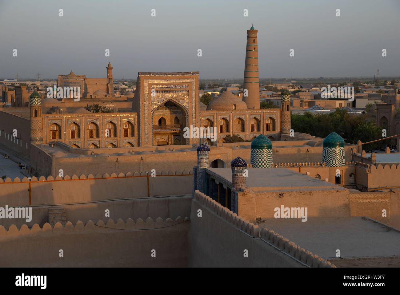 KHIVA, UZBEKISTAN - 6 SETTEMBRE 2022: Vista dall'alto dell'antica città di Ichan-Kala al tramonto. Khiva, Uzbekistan Foto Stock