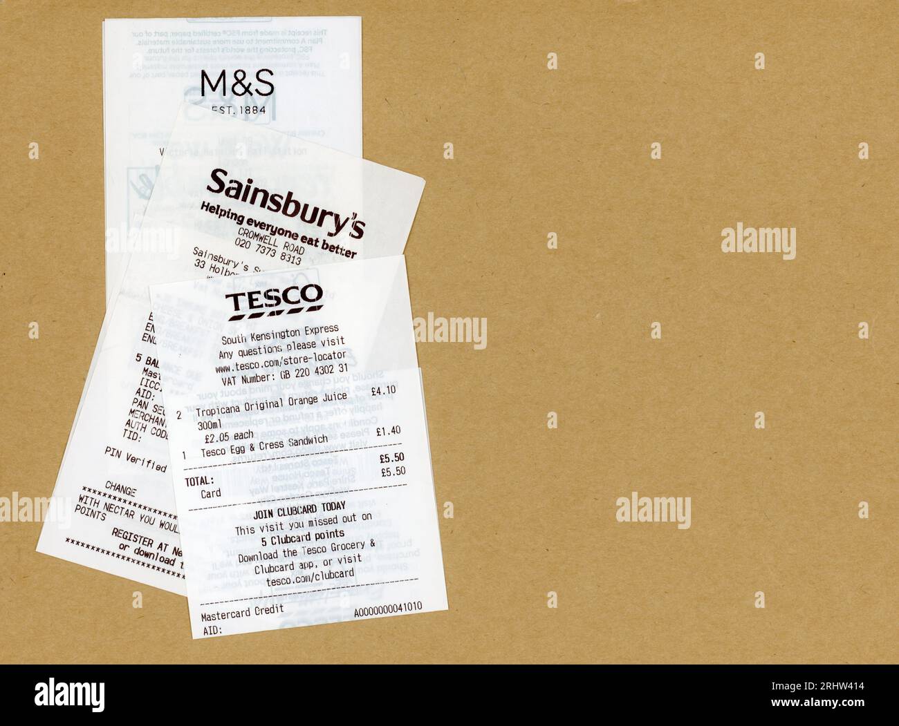 LONDRA, Regno Unito - 29 GIUGNO 2023: Ricezione dei supermercati britannici Tesco Sainsbury's e M&S. Foto Stock
