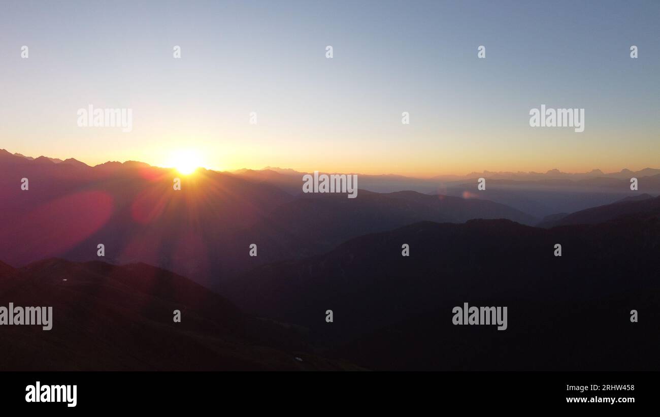 Sonnenaufgang hoch auf den Bergen - Sonnenaufgang am Gipfelkreuz Foto Stock