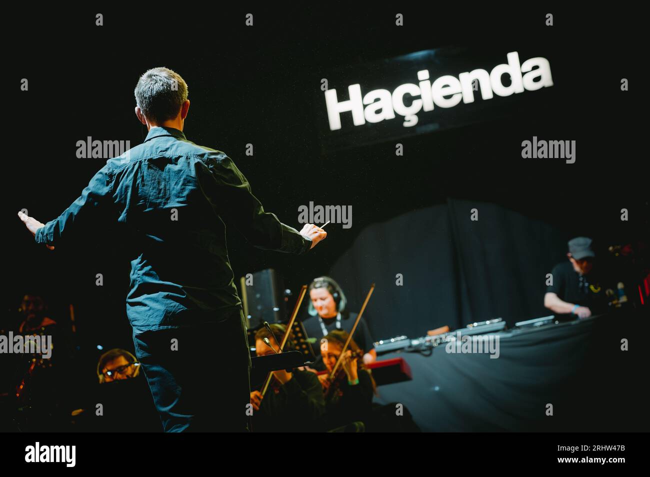 Sedgefield, Regno Unito. 18 agosto 2023. Hacienda Classical, con Graeme Park, Manchester Camerata e Peter Hook si esibiscono all'Hardwick Festival. Crediti: Thomas Jackson/Alamy Live News Foto Stock