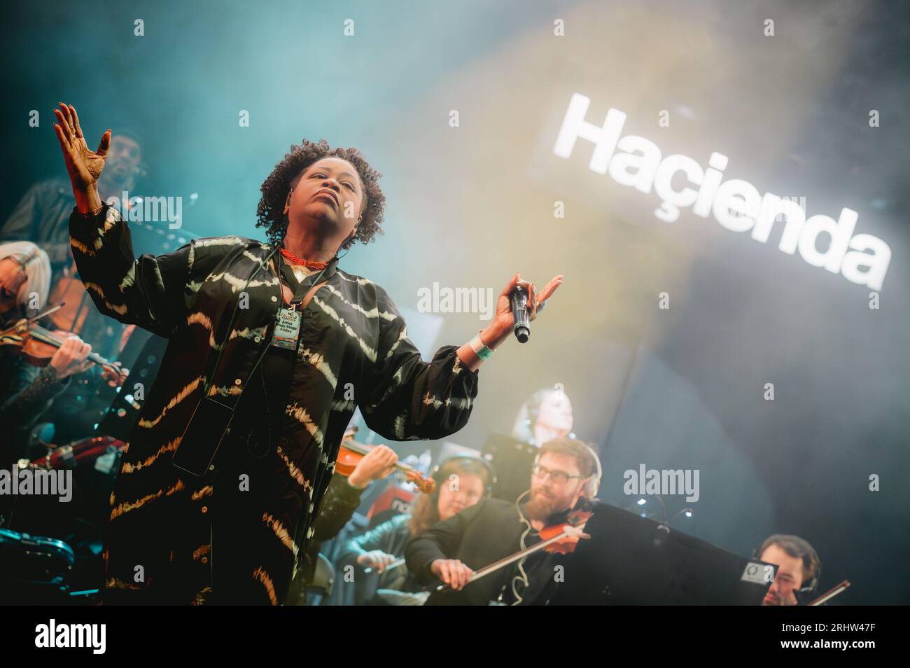 Sedgefield, Regno Unito. 18 agosto 2023. Hacienda Classical, con Graeme Park, Manchester Camerata e Peter Hook si esibiscono all'Hardwick Festival. Crediti: Thomas Jackson/Alamy Live News Foto Stock