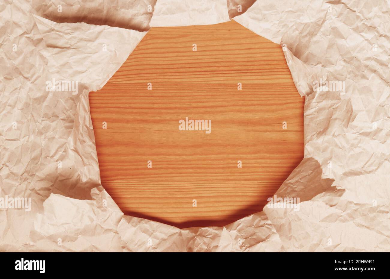 Cornice di carta strappata con spazio copia in legno Foto Stock