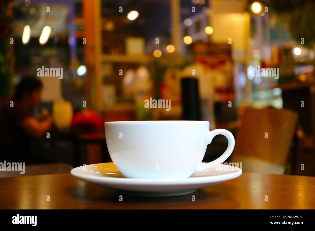 Primo piano di una tazza di caffè sul tavolo in legno del caffè Foto Stock
