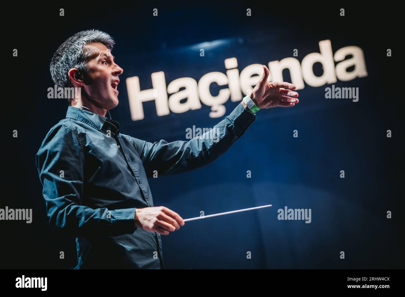 Sedgefield, Regno Unito. 18 agosto 2023. Hacienda Classical, con Graeme Park, Manchester Camerata e Peter Hook si esibiscono all'Hardwick Festival. Crediti: Thomas Jackson/Alamy Live News Foto Stock