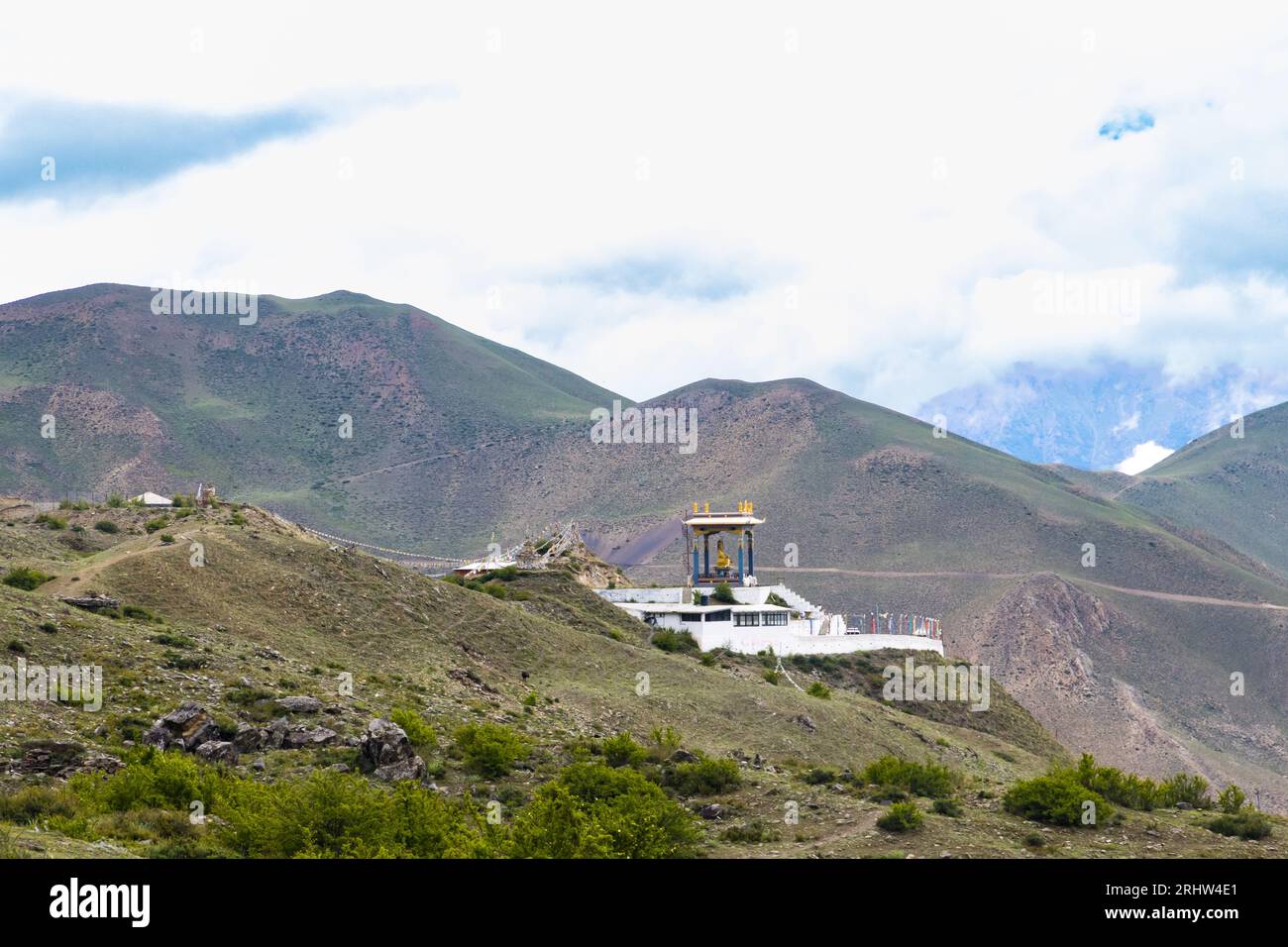 Statua di Siddhartha Gautam Buddha che si affaccia sul villaggio di Muktinath nell'alta Mustang, Nepal Foto Stock