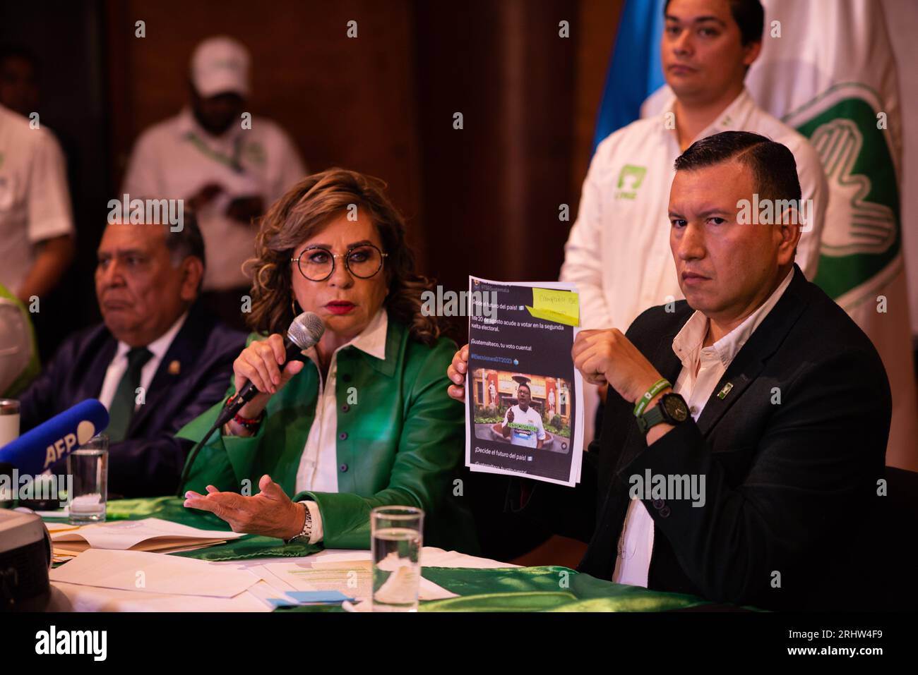 Città del Guatemala, città del Guatemala, Guatemala. 18 agosto 2023. SANDRA TORRES, in una conferenza stampa, afferma di essere preoccupata per il processo elettorale, perché il magistrato presidente ha accettato l'assunzione di impiegati stranieri e sottolinea che il processo non si svolge in modo trasparente e che il TSE sta inviando inviti a votare, ma con i colori della festa della Semilla. (Immagine di credito: © Fernando Chuy/ZUMA Press Wire) SOLO USO EDITORIALE! Non per USO commerciale! Foto Stock