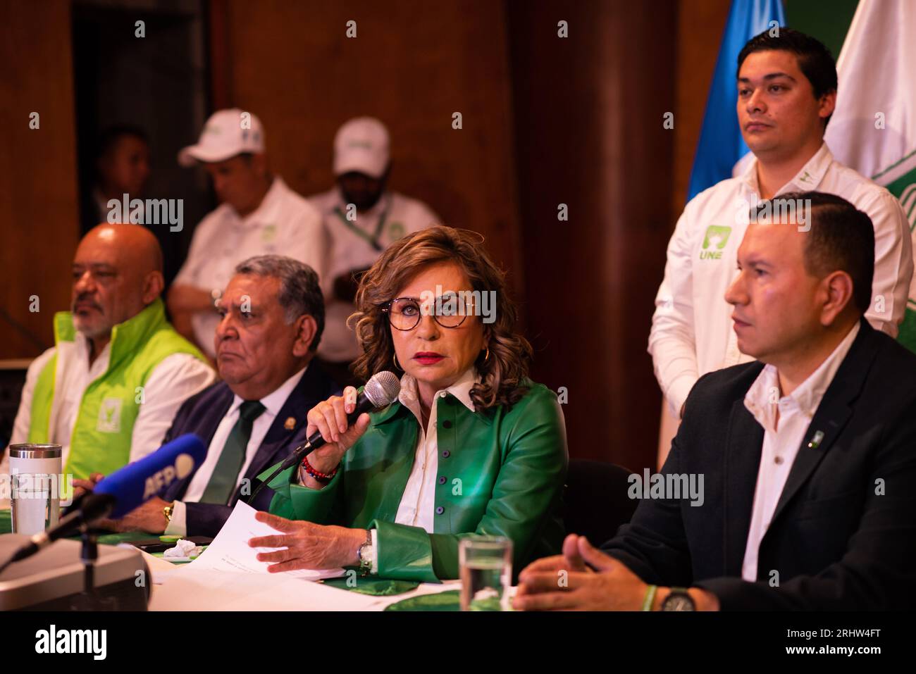 Città del Guatemala, città del Guatemala, Guatemala. 18 agosto 2023. SANDRA TORRES, in una conferenza stampa, afferma di essere preoccupata per il processo elettorale, perché il magistrato presidente ha accettato l'assunzione di impiegati stranieri e sottolinea che il processo non si svolge in modo trasparente e che il TSE sta inviando inviti a votare, ma con i colori della festa della Semilla. (Immagine di credito: © Fernando Chuy/ZUMA Press Wire) SOLO USO EDITORIALE! Non per USO commerciale! Foto Stock
