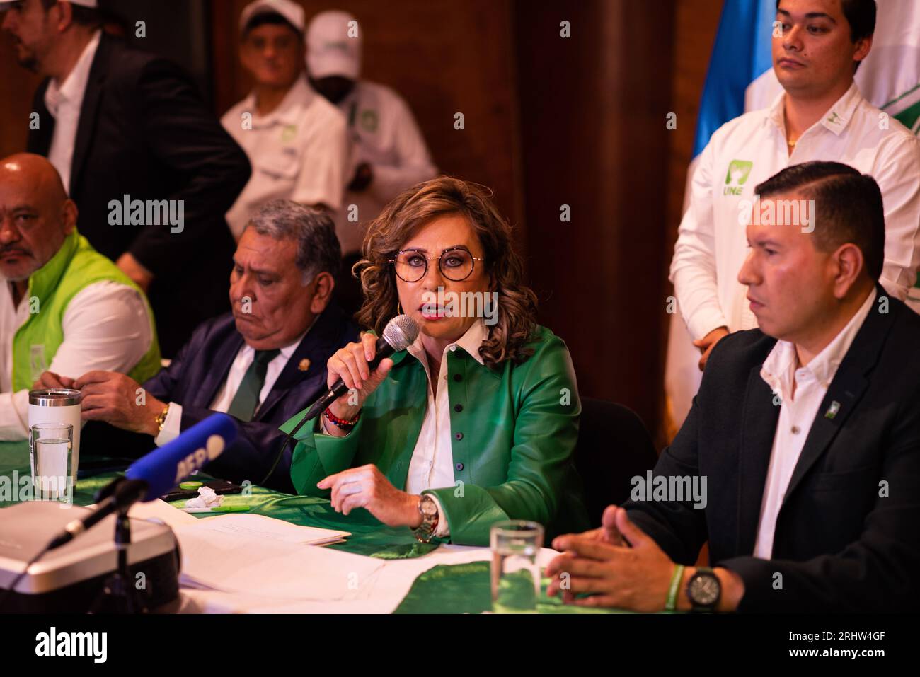 Città del Guatemala, città del Guatemala, Guatemala. 18 agosto 2023. SANDRA TORRES, in una conferenza stampa, afferma di essere preoccupata per il processo elettorale, perché il magistrato presidente ha accettato l'assunzione di impiegati stranieri e sottolinea che il processo non si svolge in modo trasparente e che il TSE sta inviando inviti a votare, ma con i colori della festa della Semilla. (Immagine di credito: © Fernando Chuy/ZUMA Press Wire) SOLO USO EDITORIALE! Non per USO commerciale! Foto Stock