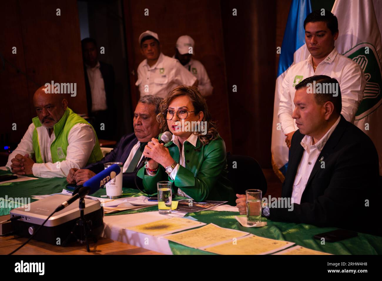Città del Guatemala, città del Guatemala, Guatemala. 18 agosto 2023. SANDRA TORRES, in una conferenza stampa, afferma di essere preoccupata per il processo elettorale, perché il magistrato presidente ha accettato l'assunzione di impiegati stranieri e sottolinea che il processo non si svolge in modo trasparente e che il TSE sta inviando inviti a votare, ma con i colori della festa della Semilla. (Immagine di credito: © Fernando Chuy/ZUMA Press Wire) SOLO USO EDITORIALE! Non per USO commerciale! Foto Stock