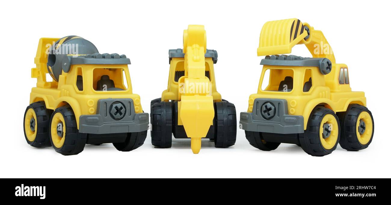 giocattolo di plastica giallo di betoniera e camion di ecavator isolato su sfondo bianco. veicolo per costruzioni pesanti. vista angolare bassa Foto Stock