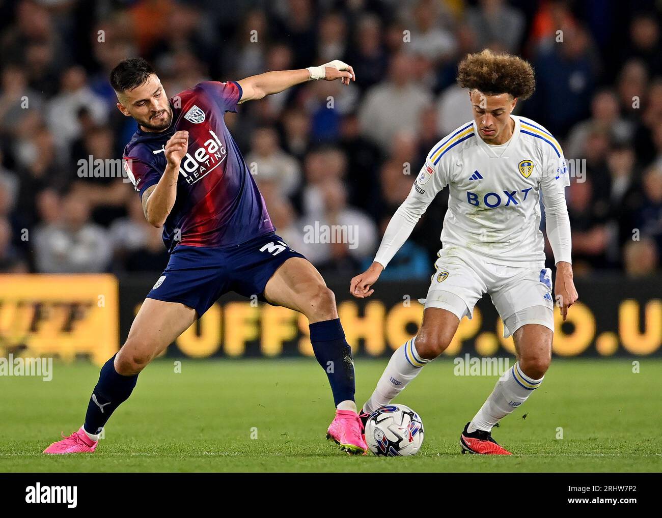 Leeds, Regno Unito. 18 agosto 2023. OK Yokuşlu di West Bromwich Albion sembra vincere il pallone da Ethan Ampadu del Leeds United durante la partita del campionato Sky Bet a Elland Road, Leeds. Il credito fotografico dovrebbe leggere: Gary Oakley/Sportimage Credit: Sportimage Ltd/Alamy Live News Foto Stock