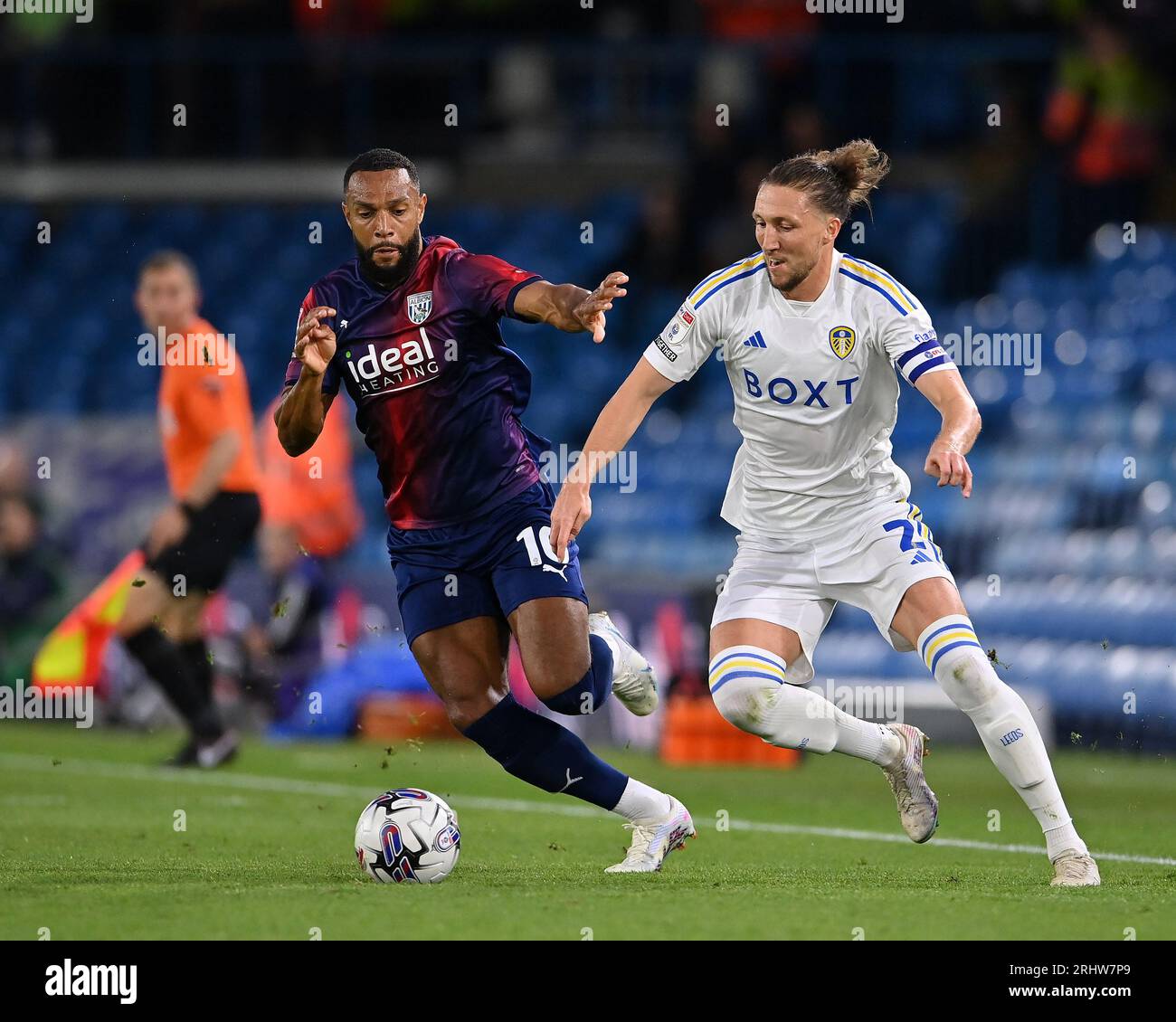 Leeds, Regno Unito. 18 agosto 2023. Luke Ayling del Leeds United e Matt Phillips del West Bromwich Albion gareggiano per il pallone durante la partita del campionato Sky Bet a Elland Road, Leeds. Il credito fotografico dovrebbe leggere: Gary Oakley/Sportimage Credit: Sportimage Ltd/Alamy Live News Foto Stock