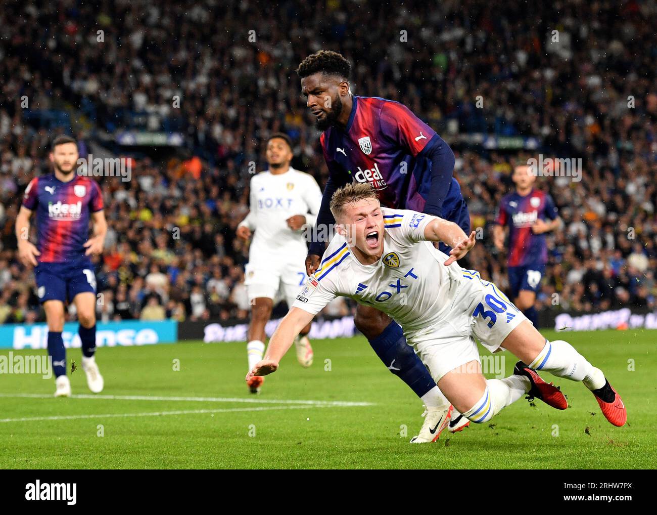 Leeds, Regno Unito. 18 agosto 2023. Cédric Kipré del West Bromwich Albion e Joe Gelhardt del Leeds United si scontrano nel box durante il match per lo Sky Bet Championship a Elland Road, Leeds. Il credito fotografico dovrebbe leggere: Gary Oakley/Sportimage Credit: Sportimage Ltd/Alamy Live News Foto Stock